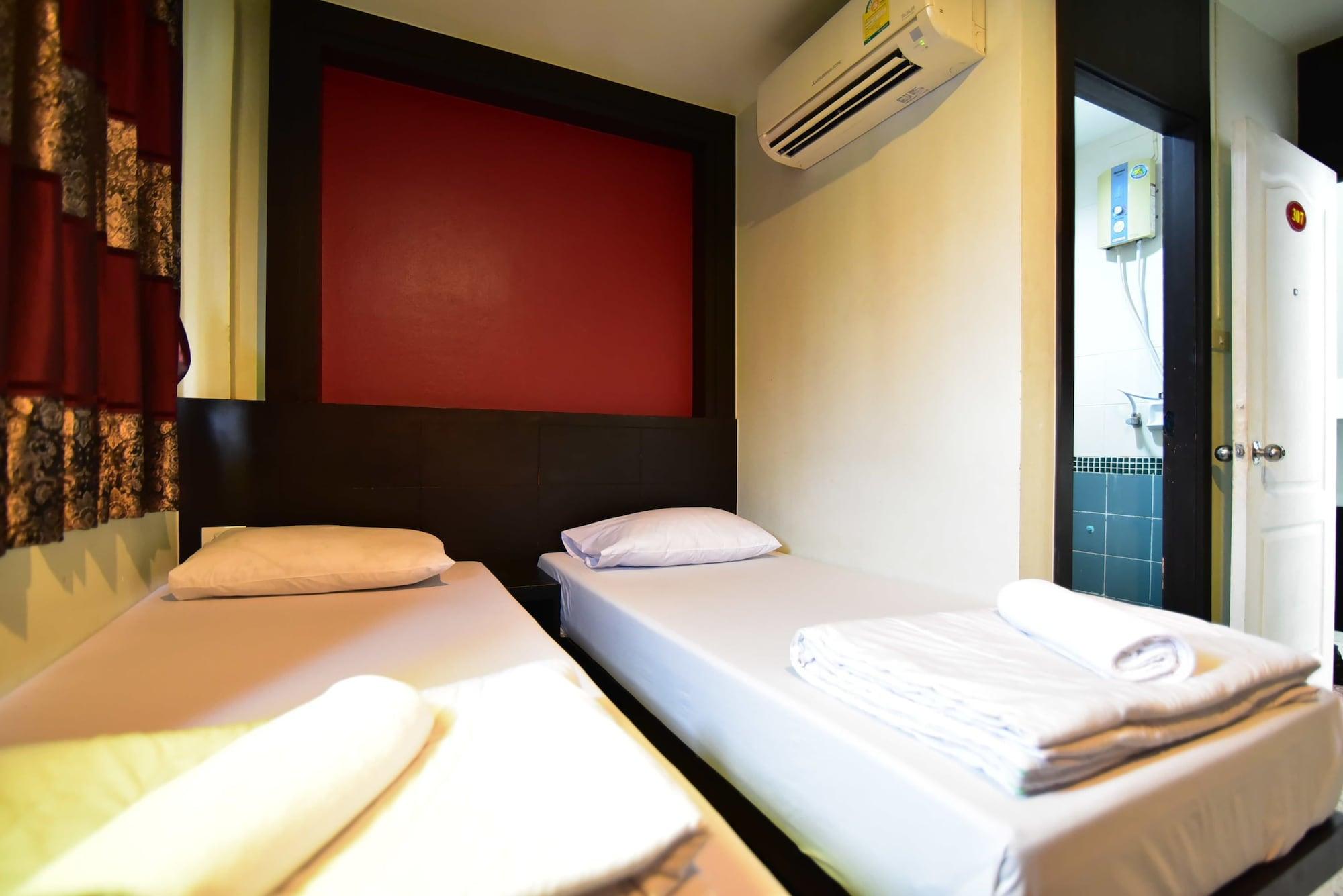 Thara House Hotel Bangkok Exterior photo