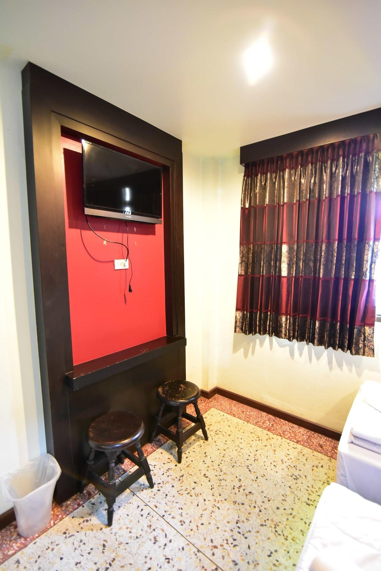Thara House Hotel Bangkok Exterior photo