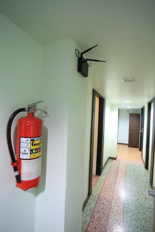 Thara House Hotel Bangkok Exterior photo