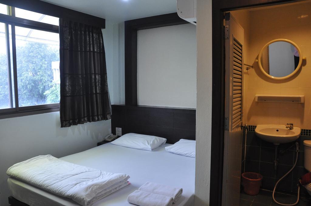 Thara House Hotel Bangkok Exterior photo