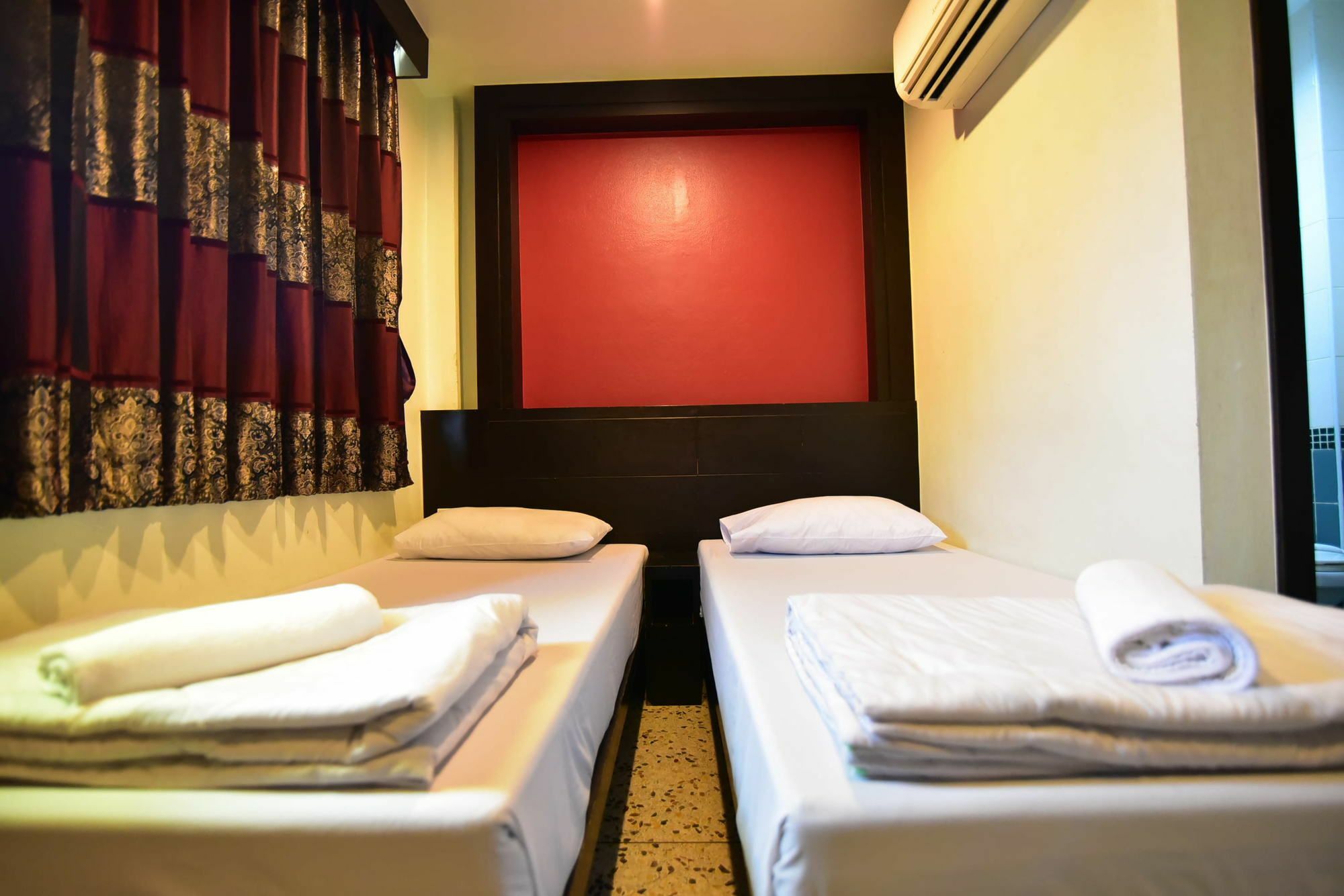 Thara House Hotel Bangkok Exterior photo
