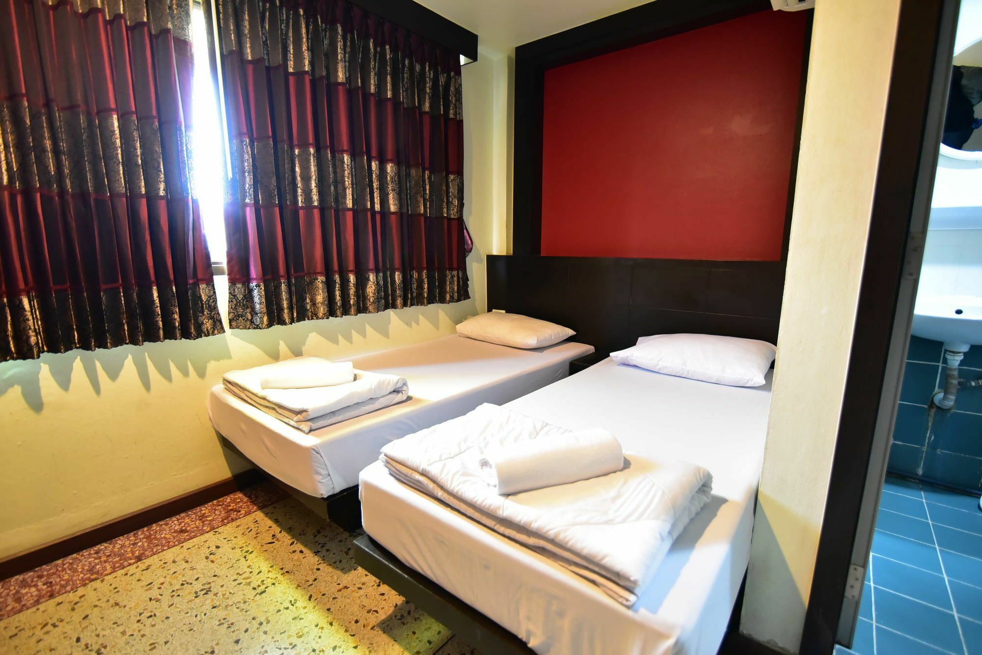 Thara House Hotel Bangkok Exterior photo